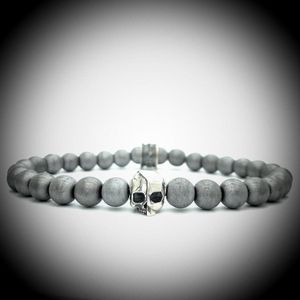 Metalige Armband met Coating met 925 Sterling Zilver Skull Bedel van 6.1gram Zilver , Handgemaakte Edelsteen Armband met 7mm (Matte Grijs) kralen .