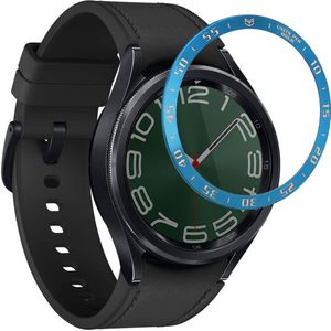 kwmobile Beschermende Ring geschikt voor Samsung Galaxy Watch 6 Classic 47mm Fitness Tracker - Bezel Ring voor smartwatch - Beschermring voor smartwatch in blauw / wit.