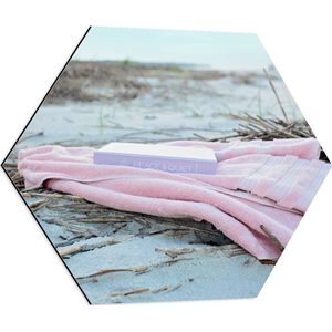 WallClassics - Dibond Hexagon - Boek met Handdoek op Beige Strand - 60x52.2 cm Foto op Hexagon (Met Ophangsysteem)