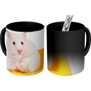 Magische Mok - Foto op Warmte Mokken - Koffiemok - Witte hamster op een gele stoel - Magic Mok - Beker - 350 ML - Theemok