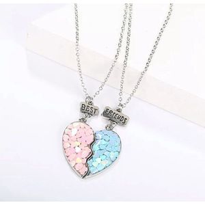 Akyol - Best Friends - 2 Leuke Vriendschapskettingen -vriendinnen ketting -bff cadeau -best friends cadeau- Roze & Blauwe Hartjes - Best Friends – bff – twee delige ketting – hartje – samenvoegen – blauw – roze – vriendschap – Friends