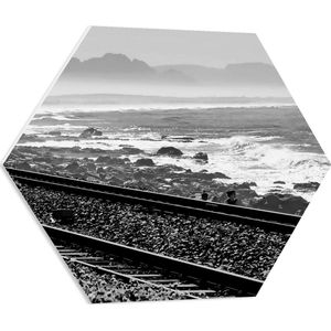 WallClassics - PVC Schuimplaat Hexagon - Treinrails aan het Zeewater (zwart/ wit) - 60x52.2 cm Foto op Hexagon (Met Ophangsysteem)