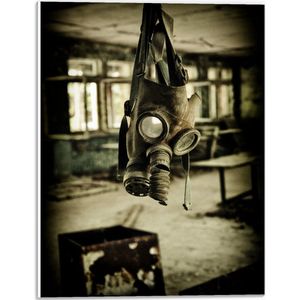 Forex - Gasmasker in Verlaten Ruimte  - 30x40cm Foto op Forex