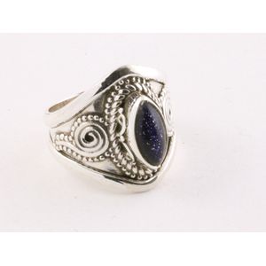 Bewerkte zilveren ring met blauwe zonnesteen - maat 19