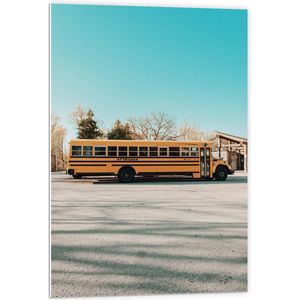 PVC Schuimplaat - Gele Schoolbus Rijdend onder Blauwe Lucht - 60x90 cm Foto op PVC Schuimplaat (Met Ophangsysteem)