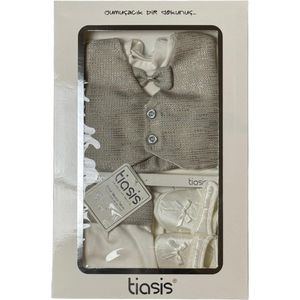 4-delige Babygeschenksetje met vest, romper, broek en schoentjes in de kleur grijs en in de maat 0 tot en met 3 maanden jaar oud