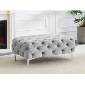 Chesterfield-poef van lichtgrijs velours EDWINA L 103 cm x H 44 cm x D 62 cm