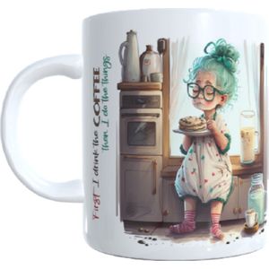 Bedrukte grappige koffie beker - thee mok - tekst first I drink the coffee -