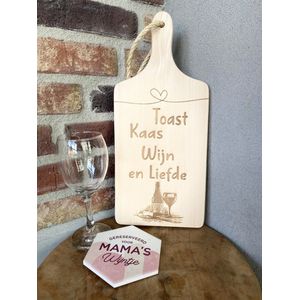 Creaties van Hier - serveerplankje - toast,kaas,wijn en liefde met onderzetter mama's wijntje - 35 cm - hout