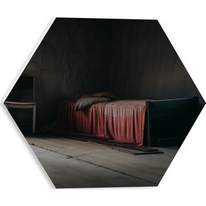 PVC Schuimplaat Hexagon - Bed met Rood Dekbedovertrek in Houten Kamer - 30x26.1 cm Foto op Hexagon (Met Ophangsysteem)