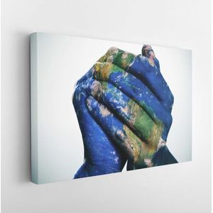 Een wereldkaart in mensenhanden die een wereldbol vormen (aardkaart geleverd door NASA) - Modern Art Canvas - Horizontaal - 170752253 - 50*40 Horizontal