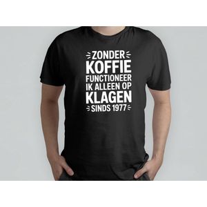 Zonder koffie functioneer ik alleen op klagen sinds 1977 - T Shirt - SarcasticBirthday - Funny - BirthdayGift - SarcasmModeOn - SarcastischeVerjaardag - GrappigCadeau - SarcasmeAan