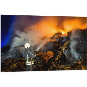 Vlag - Brandweerman in Actie bij Rampplek - 105x70 cm Foto op Polyester Vlag
