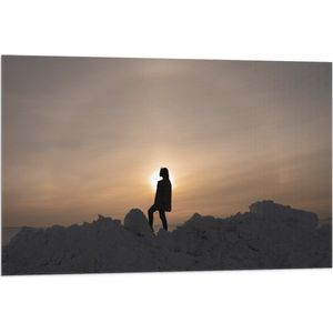 WallClassics - Vlag - Silhouet van Vrouw op Hoop Sneeuw - 90x60 cm Foto op Polyester Vlag