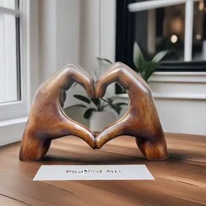D-Store Hartjeshand - Liefdes Handgebaar - Romantiek Decoratie - Moderne Kunst Sculptuur - Hars Houtnerf Afwerking - Tafeldecoratie - Houtnerfafwerking - Gepersonaliseerd Decor - Liefde en Vriendschap