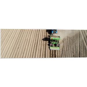 PVC Schuimplaat- Bovenaanzicht van het Oogsten van Aardappels door Landbouwwagen - 90x30 cm Foto op PVC Schuimplaat