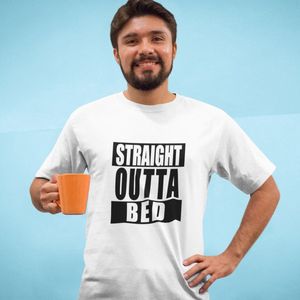 Straight Outta Bed - Grappig T-Shirt - Humor - Dad Jokes - Unisex Wit Maat XL