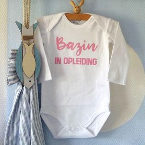 Baby Rompertje met tekst meisje Bazin in Opleiding  | Lange mouw |wit met roze| maat 74-80