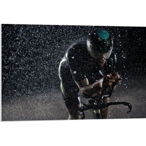 PVC Schuimplaat - Wielrenner - Fietsen - Regen - Nat - Helm - Bril - 90x60 cm Foto op PVC Schuimplaat (Met Ophangsysteem)