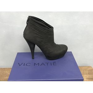 Vic Matie - Enkellaarzen - high heels - zwart - Maat 36 - leren suede - dames schoenen - Naaldhaken - Laarzen