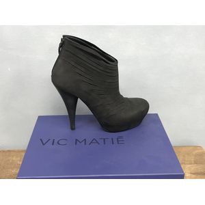 Vic Matie - Enkellaarzen - high heels - zwart - Maat 38,5 - leren suede - dames schoenen - Naaldhaken - Laarzen