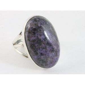 Grote ovale zilveren ring met paarse purpuriet - maat 18