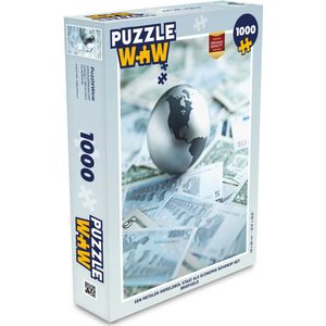 Puzzel Een metalen wereldbol staat als economie bovenop het briefgeld - Legpuzzel - Puzzel 1000 stukjes volwassenen