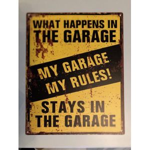 What Happens In The Garage Stays In The Garage Bord | Metalen Bord | 20x25 cm | Met Ophangdraad