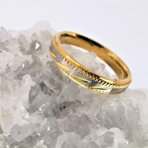 Edelstaal goudkleur ring met geborsteld zilver oppervlak en goudkleur schuin streep erin verwerkt. Deze ring is zowel geschikt voor dames en heren. maat 19