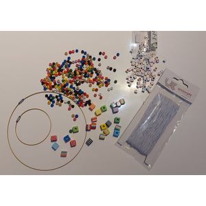 Speelgoed - diy juwelenset - kralen / parels rijgen - ketting / armband / sierraden maken - knutselen kinderen en volwassenen kleurrijke letterkralen