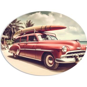 PVC Schuimplaat Ovaal - Houten Surfplank op Dak van Rode Auto aan het Strand - 56x42 cm Foto op Ovaal (Met Ophangsysteem)