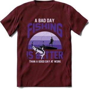 A Bad Day Fishing - Vissen T-Shirt | Paars | Grappig Verjaardag Vis Hobby Cadeau Shirt | Dames - Heren - Unisex | Tshirt Hengelsport Kleding Kado - Burgundy - XL