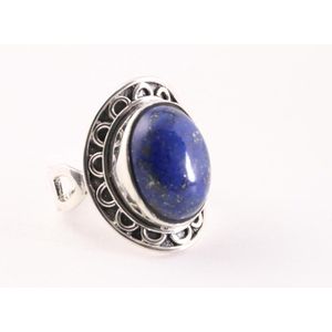 Bewerkte zilveren ring met lapis lazuli - maat 17