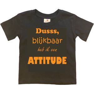 T-shirt Kinderen ""Dusss, blijkbaar heb ik een ATTITUDE"" | korte mouw | Zwart/mosterd | maat 146/152