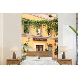 Rome - Restaurant - Geel - Planten - Deur - Behangpapier