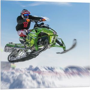 Vlag - Stuntman op Vliegende Sneeuwmobiel in Sneeuwlandschap - 80x80 cm Foto op Polyester Vlag