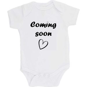 100% katoenen Romper met Tekst ""Coming soon"" - Wit/zwart - Zwangerschap aankondiging - Zwanger - Pregnancy announcement - Baby aankondiging - In verwachting