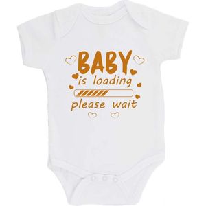 100% katoenen Romper bedrukt met grappige tekst Kado Cadeau Kraamkado Kraamcadeau ""Baby is loading"" 2.0 Unisex Katoen Wit/tan Maat 62/68