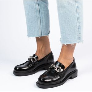 Manfield - Dames - Zwarte lakleren loafers met zilveren chain - Maat 38