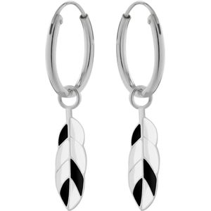 Zilveren oorringen met hanger, zwart-wit-grijze veer