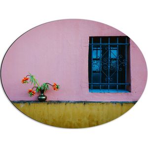 Dibond Ovaal - Vaasje met Bloemen op Muur van Roze Woning - 68x51 cm Foto op Ovaal (Met Ophangsysteem)