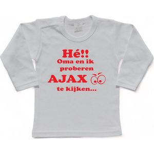 Amsterdam Kinder t-shirt | HÃ©!!!! Oma en ik proberen AJAX te kijken..."" | Verjaardagkado | verjaardag kado | grappig | jarig | Amsterdam | Ajax | cadeau | Cadeau | Kado | Kadootje | Wit/rood | Maat 104