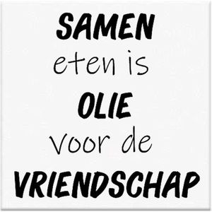 Tegeltje met Spreuk ""Samen eten is olie voor de vriendschap"" - Cadeau - Kado - Echt Keramiek - Geen Sticker - Spreuken - Wit/Zwart - 15 x 15 cm