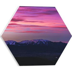 PVC Schuimplaat Hexagon - Bergen onder de Paars met Roze Lucht - 30x26.1 cm Foto op Hexagon (Met Ophangsysteem)