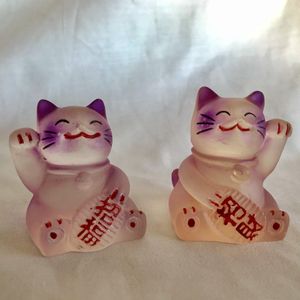 Geluksbrenger Japanse gelukskat-Het geluks katje ""maneki neko."" set van 2 stuks 3.8x3.8x4.8cm resin handgeschilderde paarse kleur katten.