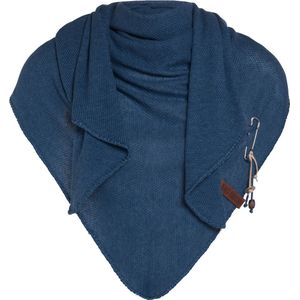 Knit Factory Lola Gebreide Omslagdoek - Driehoek Sjaal Dames - Katoenen sjaal - Luchtige Sjaal voor de lente, zomer en herfst - Stola - Jeans - 190x85 cm - Inclusief sierspeld