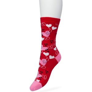 Bonnie Doon Dames Sokken met Hartjes maat 36/42 Rood - Thema Sokken - Liefde - Love - Valentijn - Moederdag - Cadeau Sokken - Word je Happy en vrolijk van - Zacht Katoen met Gladde Teennaad - Comfortabel - Perfect Cadeau - Chinese Red - BT991126.181