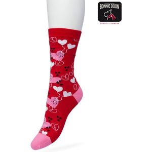 Bonnie Doon Dames Sokken met Hartjes Print maat 36/42 Rood - Thema Sokken - Liefde - Love - Valentijn - Moederdag - Cadeau Sokken - Zacht Katoen met Gladde Teennaad - Comfortabel - Perfect Cadeau - Chinese Red - BT991126.181