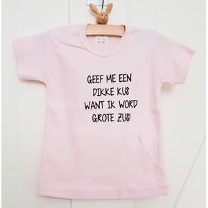 Shirtje zwangerschapaankondiging Geef me een dikke kus want ik word grote zus | korte mouw T-shirt| roze | maat 98 zwangerschap aankondiging geboorte bekendmaking baby big sis sister