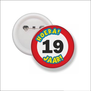 Button Met Speld 58 MM - Hoera 19 Jaar
